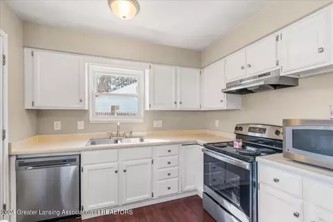 Kitchen - 4375 Willesdon Ave, Holt, MI 48842 photo 2 of 4