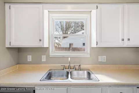 Kitchen - 4375 Willesdon Ave, Holt, MI 48842 photo 3 of 4