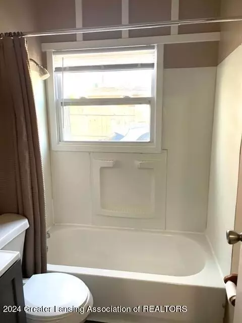 Bath - 2809 Fielding Dr, Lansing, MI 48911 photo 2 of 5