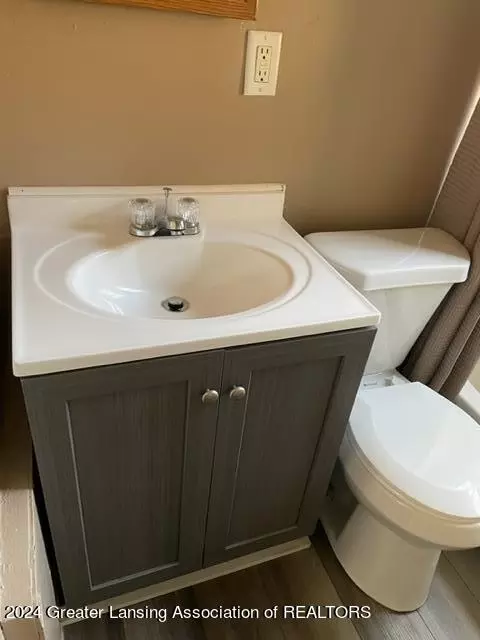 Bath - 2809 Fielding Dr, Lansing, MI 48911 photo 3 of 5