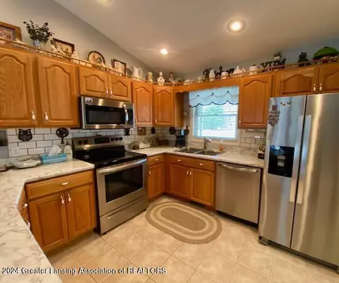 Kitchen - 4200 Ballantine Rd, Dewitt, MI 48820 photo 1 of 2