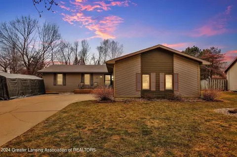1035 Gretchen Ln, Grand Ledge, MI 48837