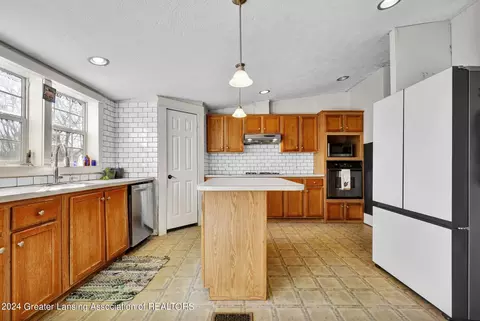 Kitchen - 12265 W Maple Rapids Rd, Fowler, MI 48835 photo 4 of 7