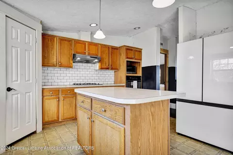 Kitchen - 12265 W Maple Rapids Rd, Fowler, MI 48835 photo 6 of 7