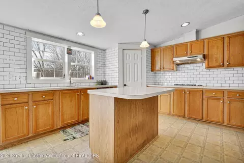 Kitchen - 12265 W Maple Rapids Rd, Fowler, MI 48835 photo 3 of 7