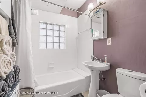 Bath - 2213 Lyons Ave, Lansing, MI 48910 photo 2 of 3