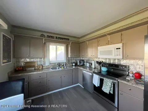 Kitchen - 207 E Washington St, Dimondale, MI 48821 photo 2 of 3