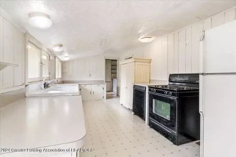 Kitchen - 1721 W Dill Rd, Dewitt, MI 48820 photo 2 of 2