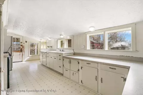 Kitchen - 1721 W Dill Rd, Dewitt, MI 48820 photo 1 of 2