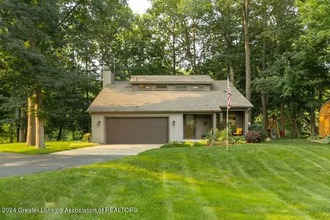 7828 Legend Woods Dr, Grand Ledge, MI 48837