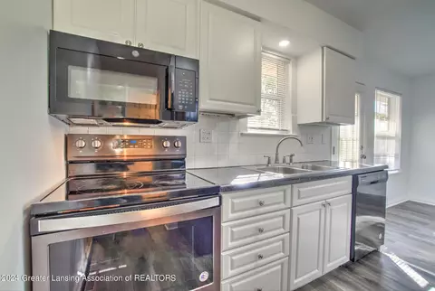 Kitchen - 6262 Beechfield Dr, Lansing, MI 48911 photo 4 of 5