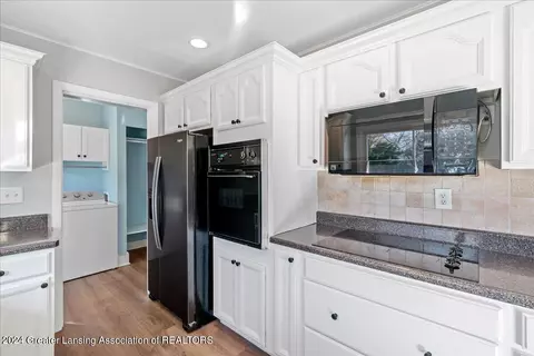 Kitchen - 314 S Circle Dr, Williamston, MI 48895 photo 4 of 5