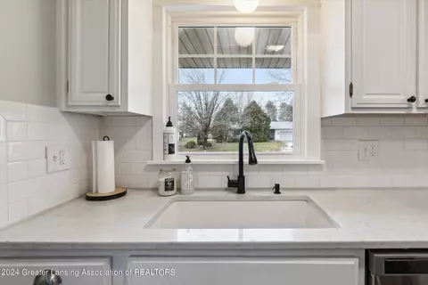 Kitchen - 1217 Alpine Dr, Dewitt, MI 48820 photo 2 of 7