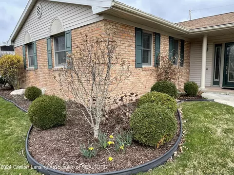 4424 Darron Dr, Lansing, MI 48917