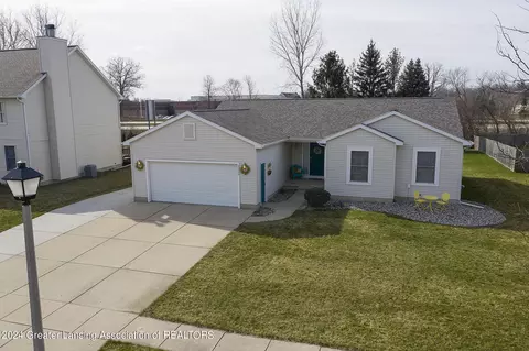 5239 Otter Dr, Lansing, MI 48917