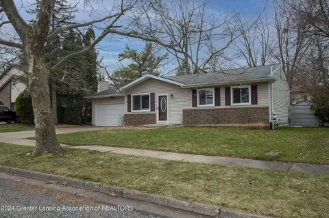 2301 Beacon Hill Dr, Lansing, MI 48906