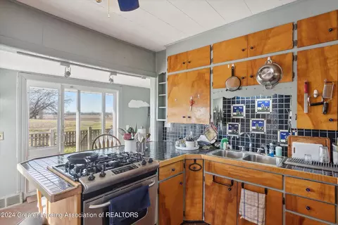 Kitchen - 13659 S Morrice Rd, Perry, MI 48872 photo 2 of 5