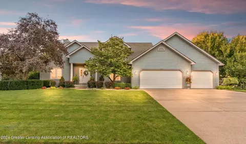 3920 Camperdown Dr, Lansing, MI 48911