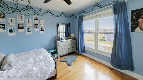 Bedroom - 12955 Paradise Dr, Dewitt, MI 48820 photo 3 of 6