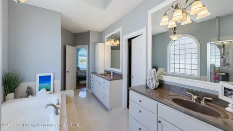 Bath - 12955 Paradise Dr, Dewitt, MI 48820 photo 2 of 7