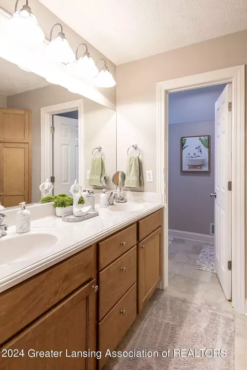 Bath - 12955 Paradise Dr, Dewitt, MI 48820 photo 5 of 7