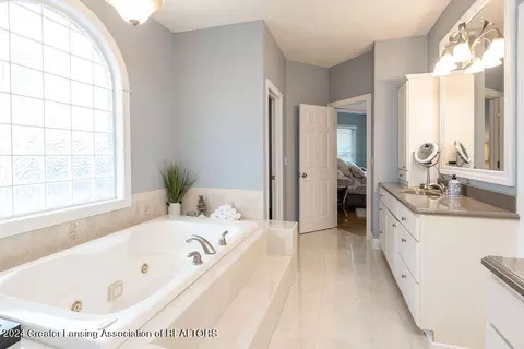 Bath - 12955 Paradise Dr, Dewitt, MI 48820 photo 4 of 7