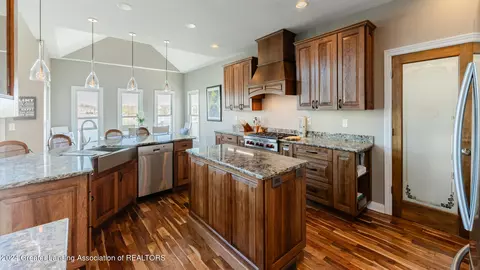 Kitchen - 12955 Paradise Dr, Dewitt, MI 48820 photo 4 of 9