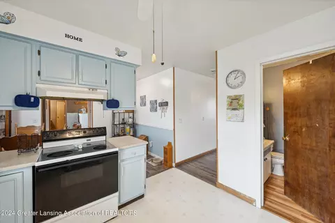 Kitchen - 1810 W Jason Rd, Dewitt, MI 48820 photo 4 of 5