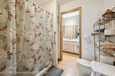 Bath - 1810 W Jason Rd, Dewitt, MI 48820 photo 3 of 4