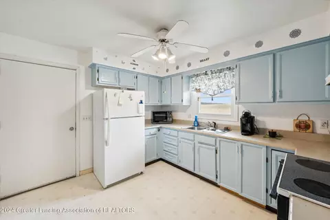 Kitchen - 1810 W Jason Rd, Dewitt, MI 48820 photo 1 of 5