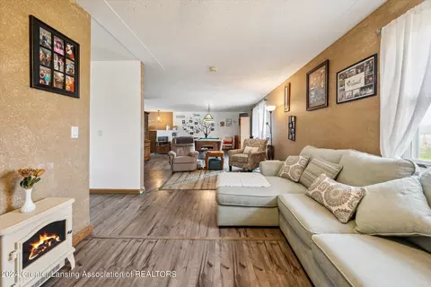 Living - 1810 W Jason Rd, Dewitt, MI 48820 photo 4 of 7