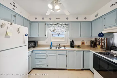 Kitchen - 1810 W Jason Rd, Dewitt, MI 48820 photo 2 of 5