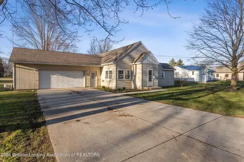 Exterior - 805 Emerson St, Ithaca, MI 48847 photo 4 of 8