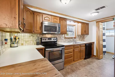 Kitchen - 805 Emerson St, Ithaca, MI 48847 photo 4 of 6
