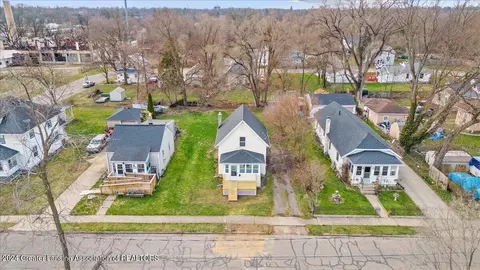 Exterior - 1034 Hamilton St, Jackson, MI 49202 photo 2 of 12