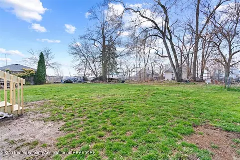 Exterior - 1034 Hamilton St, Jackson, MI 49202 photo 7 of 12