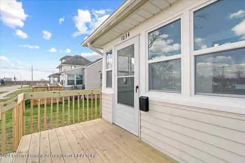 Exterior - 1034 Hamilton St, Jackson, MI 49202 photo 4 of 12