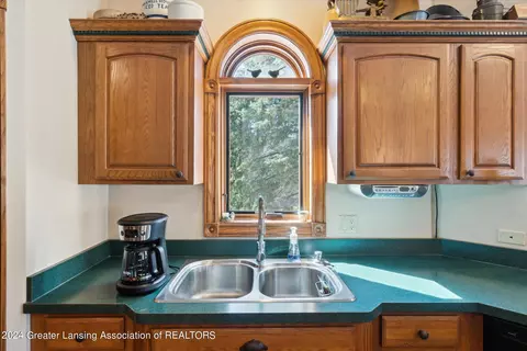 Kitchen - 4290 S Dewitt Rd, Saint Johns, MI 48879 photo 4 of 6