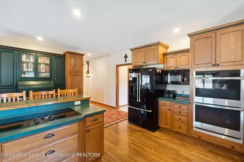Kitchen - 4290 S Dewitt Rd, Saint Johns, MI 48879 photo 5 of 6