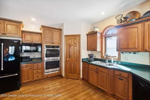 Kitchen - 4290 S Dewitt Rd, Saint Johns, MI 48879 photo 6 of 6