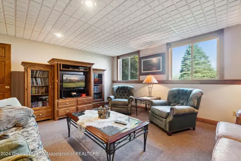 Living - 4290 S Dewitt Rd, Saint Johns, MI 48879 photo 9 of 10