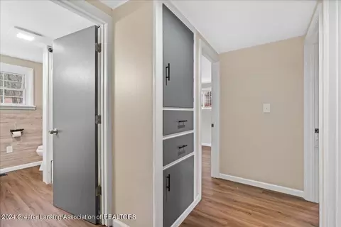 Entry Way - 8685 Abbey Rd, Jackson, MI 49201 photo 2 of 2