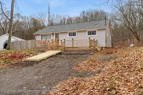 Exterior - 8685 Abbey Rd, Jackson, MI 49201 photo 2 of 8