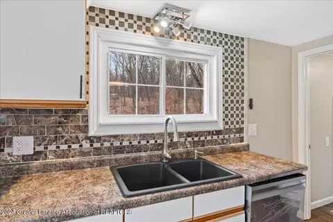 Kitchen - 8685 Abbey Rd, Jackson, MI 49201 photo 5 of 6