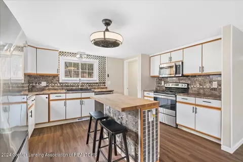 Kitchen - 8685 Abbey Rd, Jackson, MI 49201 photo 4 of 6