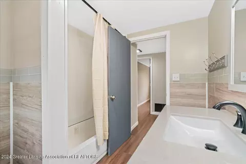 Bath - 8685 Abbey Rd, Jackson, MI 49201 photo 1 of 2