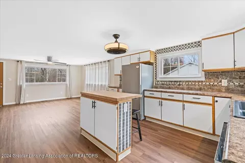 Kitchen - 8685 Abbey Rd, Jackson, MI 49201 photo 2 of 6