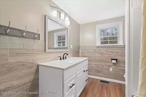 Bath - 8685 Abbey Rd, Jackson, MI 49201 photo 2 of 2