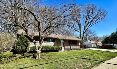 832 Pierce Rd, Lansing, MI 48910