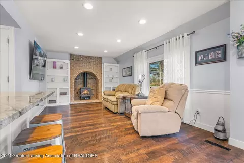 Living - 842 Andover Dr, Dewitt, MI 48820 photo 3 of 4